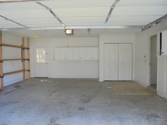 Building Photo - 100 Shara Dr