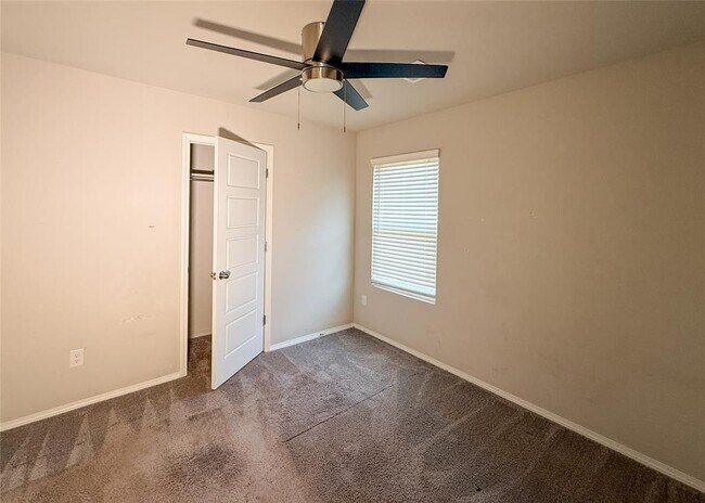 Building Photo - 528 Fox Burrow Ln