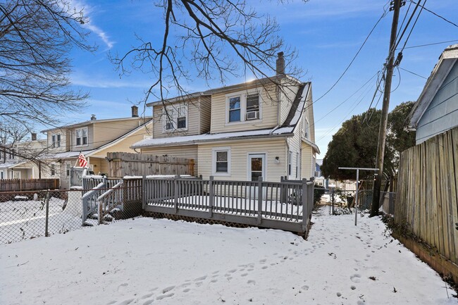 Building Photo - Elegant 3-Bedroom Home with Natural Light ...