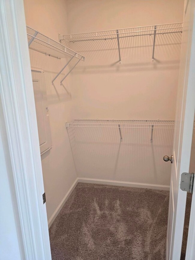 Building Photo - Spacious 4-Bedroom Home with Gourmet Kitch...