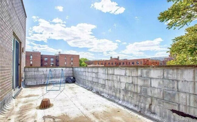 Building Photo - 132-73 Maple Ave