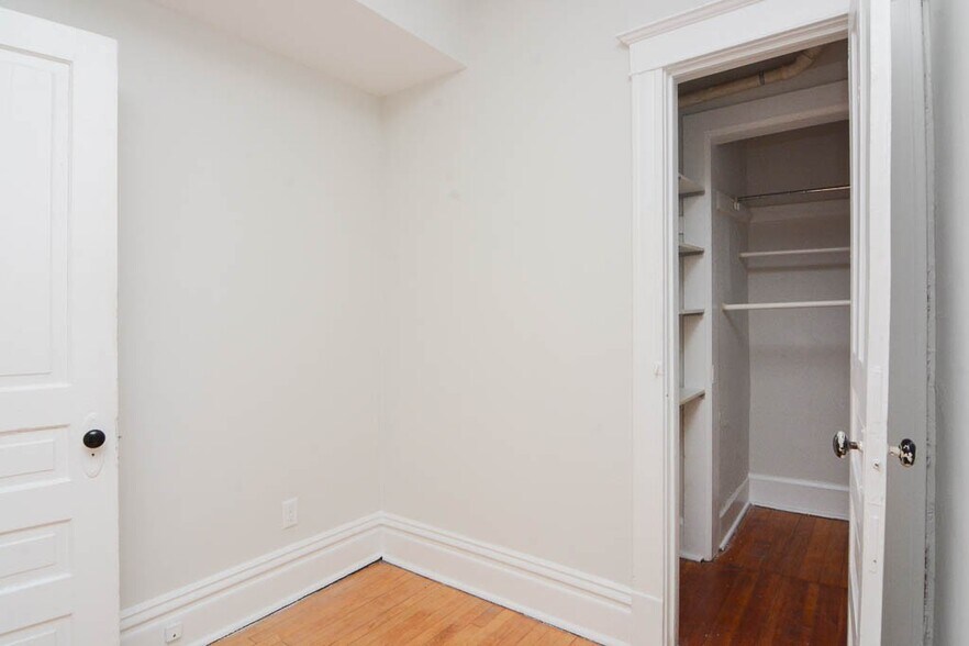 Building Photo - 1009 N Sacramento Ave