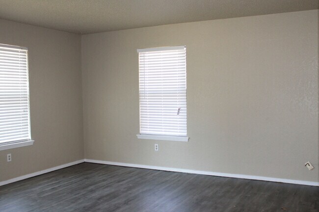 Building Photo - Just Minutes from Tinker!