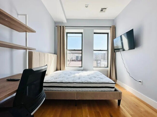 Building Photo - Furnished room/NOT APARTMENT