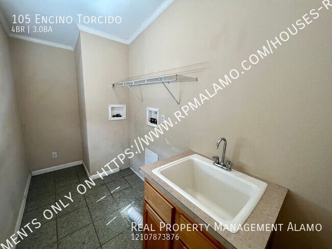 Building Photo - 105 Encino Torcido