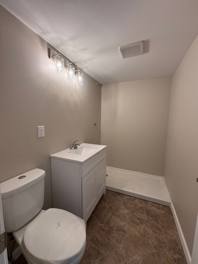 Building Photo - 14240 Linder Ave