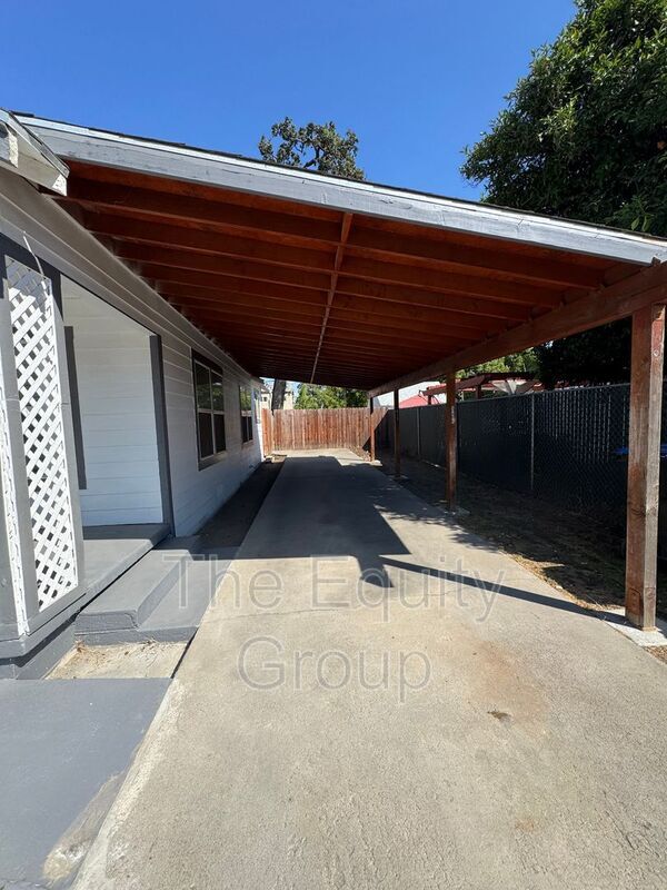 Building Photo - 1006 N Conyer St