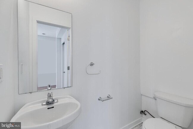 Building Photo - 220 W George St