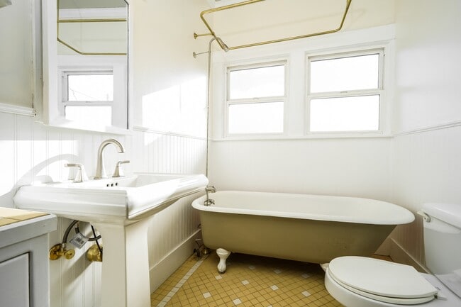 Building Photo - Charming Updated North Everett Craftsman Home w/ ADU Disclosure + Utility Credit