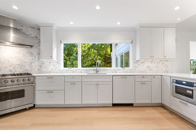 Building Photo - 18 Echo Ln