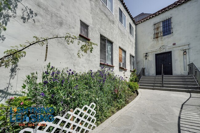 Building Photo - 402 N Coronado St