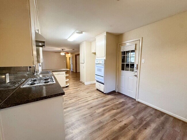 Building Photo - 3 Bedroom, 2 Bathroom Home in Kennedale