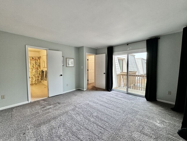 Building Photo - READY 06-11-26!! Fantastic Condo By The Beach! Fenced Patio - All Appliances - Community Pool!