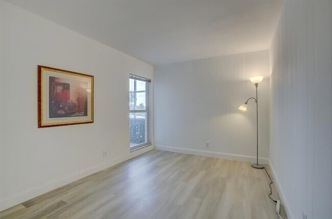 Building Photo - 3040 NE 16th Ave