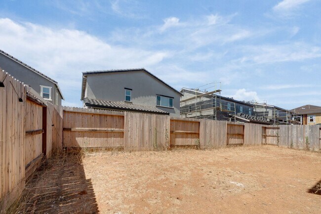 Building Photo - New 4 Bedroom Home with Next Gen Suite + S...