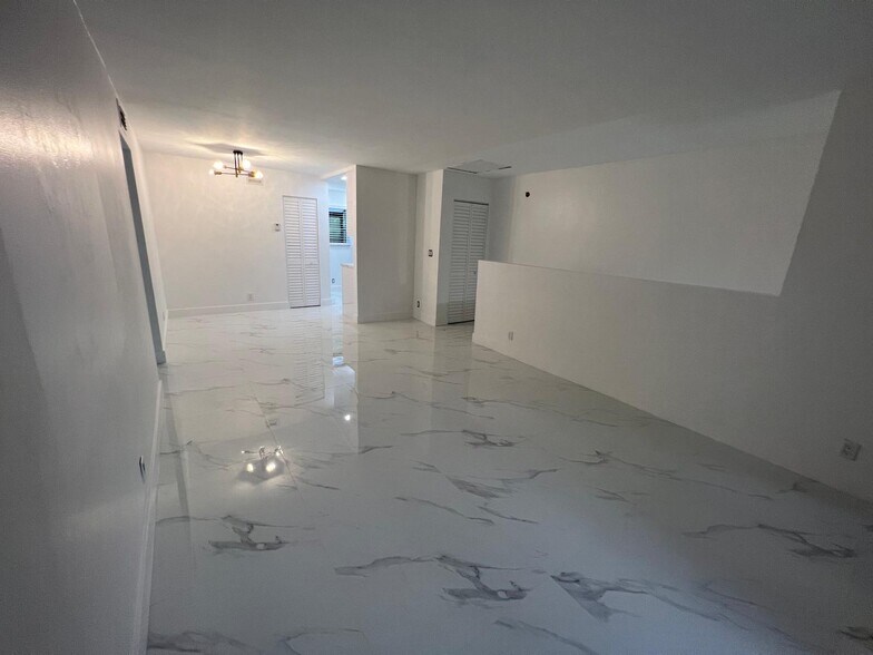 Building Photo - 505 Gardens Dr