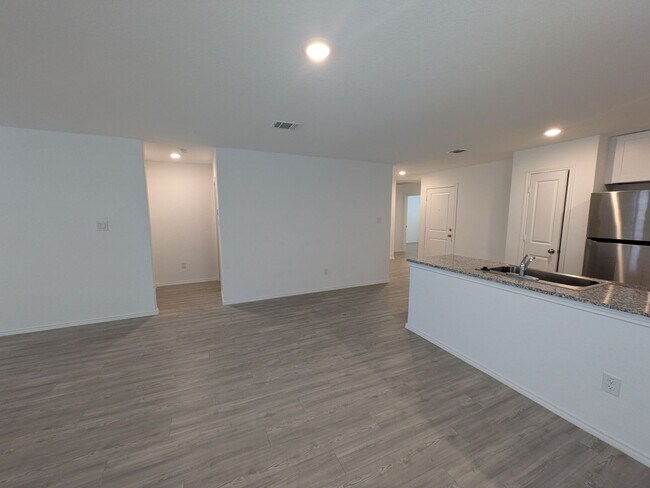 Building Photo - Fresh and Clean in New Braunfels!!