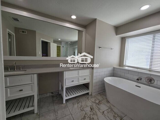 Building Photo - FOR RENT - MOVE IN READY - 3BED 2.5BATH - ...