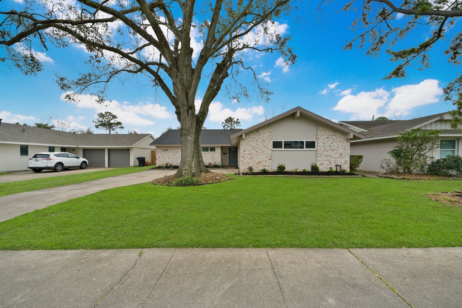 Building Photo - 5719 Viking Dr