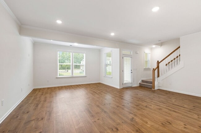 Building Photo - Beautifully Appointed Townhome in Prime Ho...