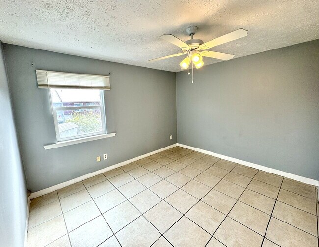 Building Photo - 2nd Floor - 2 Bedroom, 1 Bath in St. Andrews Area