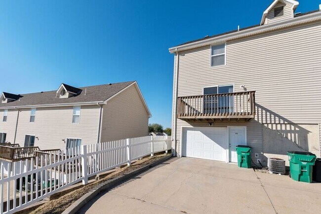 Building Photo - Renovated Spacious Townhomes