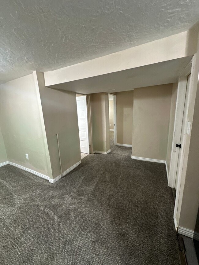 Building Photo - Charming basement apartment