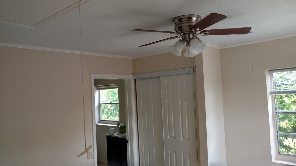 Building Photo - 429 W 2nd St