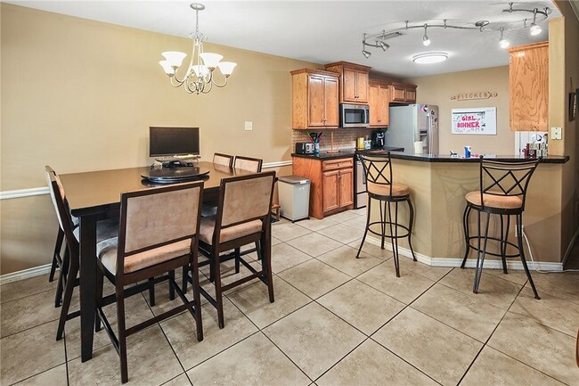 Building Photo - 335 Robelmont Dr