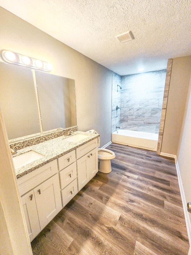 Building Photo - 305 Red Haven Dr