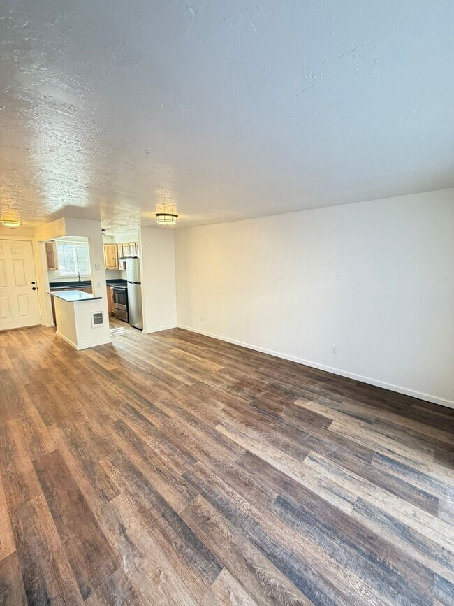 Building Photo - 2 Bedroom Town House!
