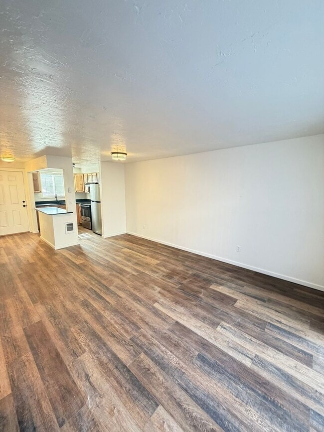 Building Photo - 2 Bedroom Town House! **MOVE IN SPECIAL**