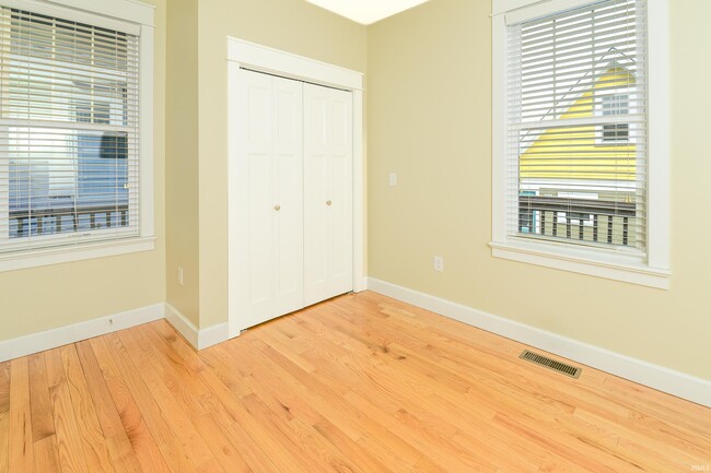 Building Photo - 819 S Morton St