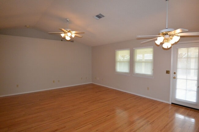 Building Photo - 3 bedroom 2 bathroom in the El Diamante sc...