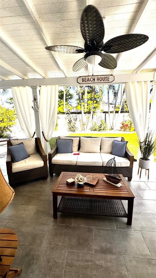 Building Photo - 365 NE 32nd Terrace