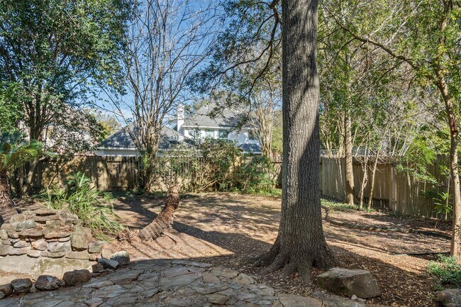 Building Photo - 2630 Lakeway Dr