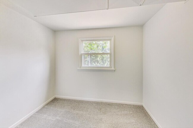 Building Photo - Fantastic in Frederick! Spacious 4 level Split -- 4 beds + 1 Full and 2 half baths