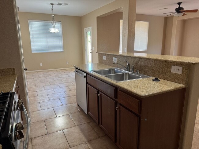 Building Photo - Spacious Living, Granite Counters, Great Location!