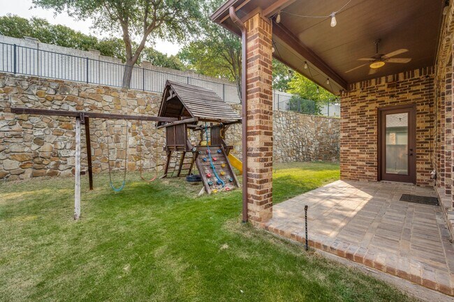 Building Photo - 4046 E Hill Dr