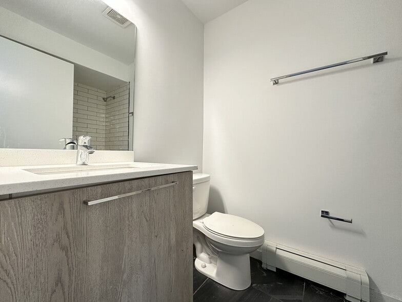 Building Photo - 7621 N Sheridan Rd