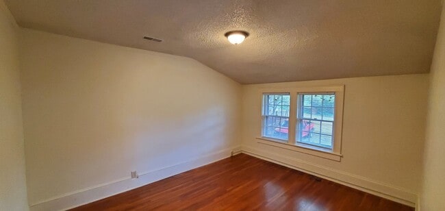 Building Photo - 6 Bedroom 2 Bathroom Single Family Home