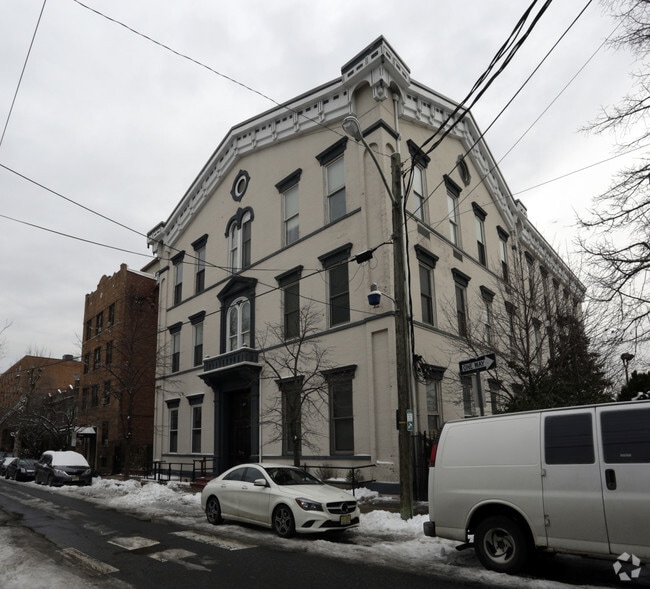 Building Photo - 117-119 Sanford Pl