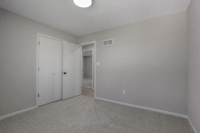 Building Photo - 1008 NW Roanoke Dr