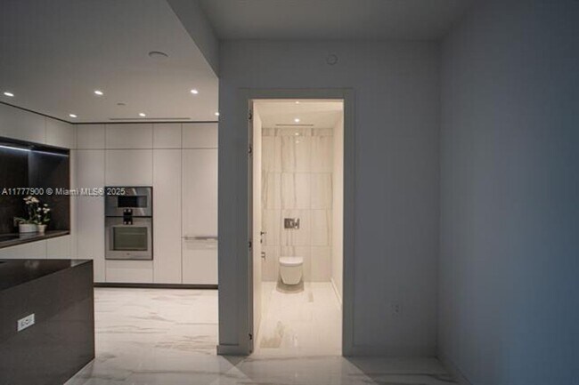 Building Photo - 300 Biscayne Blvd Way