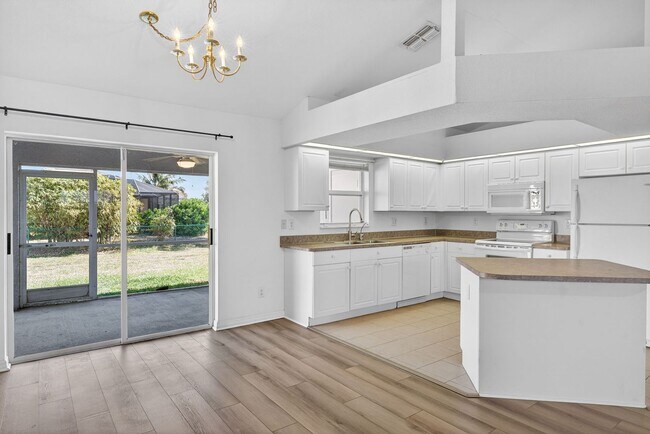 Building Photo - Cozy 3 Bed 2 Bath Home Available Immediately