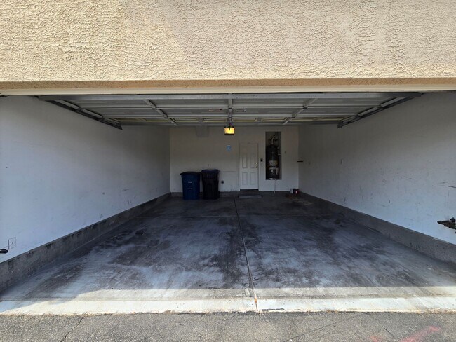 Building Photo - A Fabulous 3 Bedroom Townhouse close to NA...