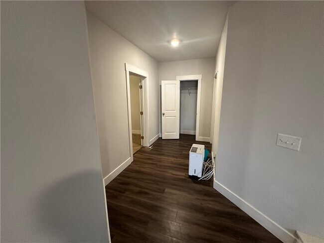 Building Photo - 370 Crestbrook Ln