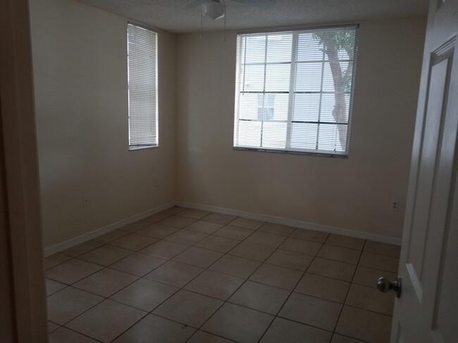 Building Photo - SPACIOUS 2BED/1DEN/2BATH