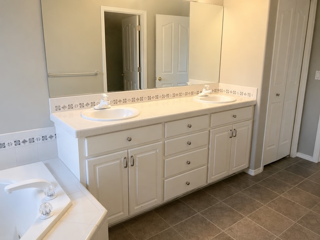Building Photo - Elegant Bethany Home with Soaring Ceilings, Main-Level Bedroom, Granite Kitchen & Entertainer’s B...