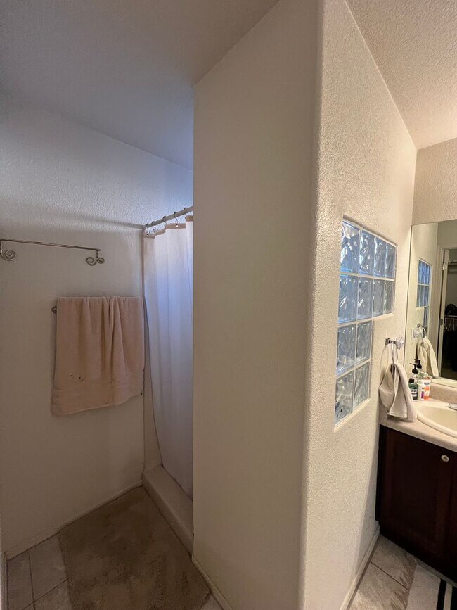 Building Photo - 3 BEDROOM IN WILDFLOWER!